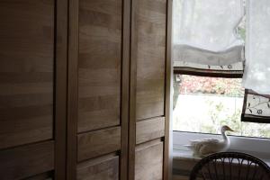 un cygne assis sur un rebord de fenêtre dans une pièce dans l'établissement Exklusive Ferienwohnung in Wilhelmsfehn mit Grill, Garten und Terrasse, à Wiesmoor