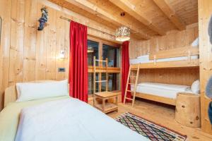 a bedroom with two bunk beds in a cabin at Chalet PINO in Tret