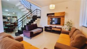 a living room with a couch and a tv at Casa confortável tudo para seu bem-estar. in Porto Seguro