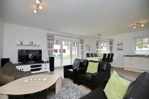 TV a/nebo společenská místnost v ubytování Schönes Ferienhaus in Boltenhagen mit Terrasse, Grill und Garten