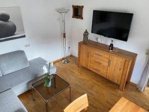En TV eller et underholdningssystem på Tolle Ferienwohnung in Vorderthiersee mit Grill, Garten und Terrasse