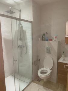 een badkamer met een douche, een toilet en een wastafel bij Agadir Bay in Agadir