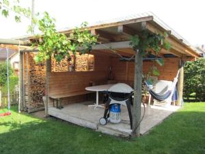 un barbecue in un capanno in un cortile di Ferienwohnung Inauen ad Appenzello