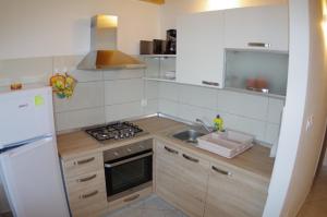 een kleine keuken met een wastafel en een koelkast bij Appartement in Rakalj mit gemeinsamem Pool, Terrasse und Grill in Rakalj
