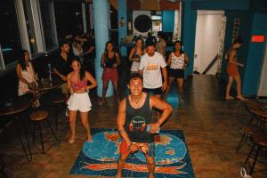 um grupo de pessoas a dançar numa sala em Viajero San Andres Hostel em San Andrés