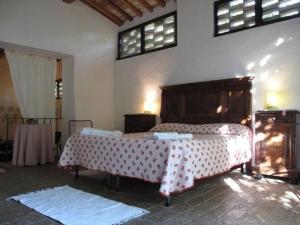 een slaapkamer met 2 bedden en een tafel. bij Ferienwohnung in Barberino Tavarnelle mit Privatem Garten - b58103 in San Donato in Poggio