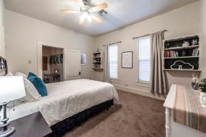 um quarto com uma cama e uma ventoinha de tecto em New Gathering Place on Columbus em Waco