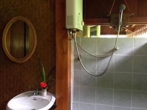 ein Badezimmer mit Waschbecken und Spiegel in der Unterkunft Yang Tone Farm Stay in Chiang Dao