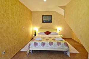 ポレッチにあるKlimatisierte Wohnung in Tar mit Garten, Terrasse und Grillのベッドルーム1室(黄色い壁の大型ベッド1台付)