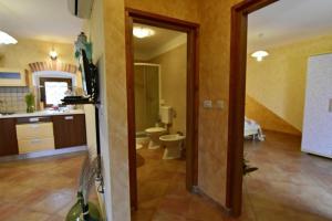 ポレッチにあるKlimatisierte Wohnung in Tar mit Garten, Terrasse und Grillのキッチン、トイレ、洗面台付きのバスルーム