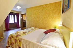 ポレッチにあるKlimatisierte Wohnung in Tar mit Garten, Terrasse und Grillのベッドルーム1室(大型ベッド1台付) +14枚の写真