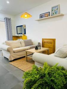 Una sala de estar con dos sofás y una mesa. en Acogedor apartamento en playa Las Ballenas, en Las Terrenas