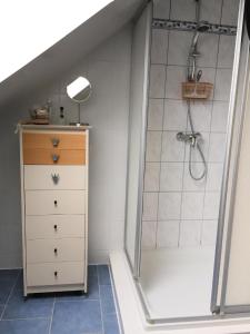 Koupelna v ubytování Gästezimmer ohne vollwertige Küche, zwischen Meer und Moor