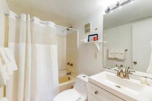 uma casa de banho com um lavatório, um WC e um espelho. em Timber Lodge #502 em Flat Rock