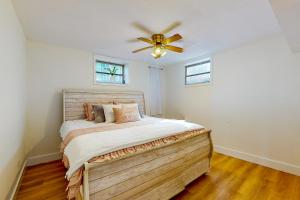 um quarto com uma cama de madeira e uma ventoinha de tecto em Timber Lodge #502 em Flat Rock