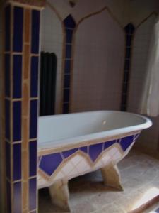uma banheira azul e branca na casa de banho em Ferienhaus für 6 Personen und 2 Kinder in Piandimeleto, Marken em Piandimeleto