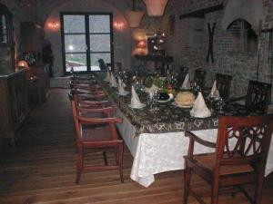 una mesa larga en una habitación con sillas y comida. en Ferienhaus für 6 Personen und 2 Kinder in Piandimeleto, Marken en Piandimeleto