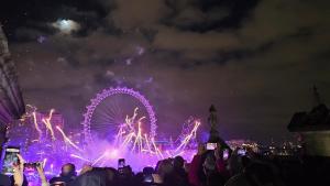 una multitud viendo un espectáculo de fuegos artificiales con una noria en Apartment London Eye Big Ben walk to China town, en Londres