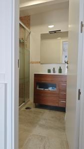 La salle de bains est pourvue d'un lavabo et d'un miroir. dans l'établissement La Salamandra Azul, à Salobreña