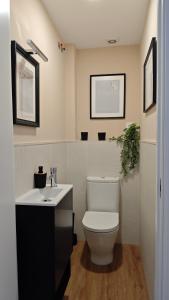 La salle de bains est pourvue de toilettes blanches et d'un lavabo. dans l'établissement La Salamandra Azul, à Salobreña