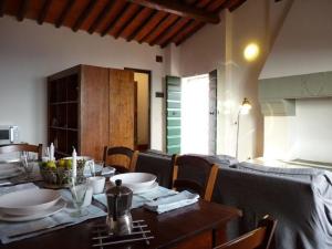 uma sala de jantar com uma mesa de madeira com pratos em Große Ferienwohnung in Bargecchia mit Kleinem Balkon em Corsanico-Bargecchia