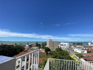 Elle comprend un balcon offrant une vue sur la ville et l'océan. dans l'établissement Hotel Pousada dos Anjos, à João Pessoa