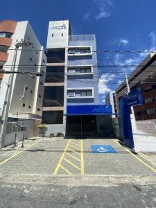 un aparcamiento vacío frente a un edificio en Hotel Pousada dos Anjos, en João Pessoa