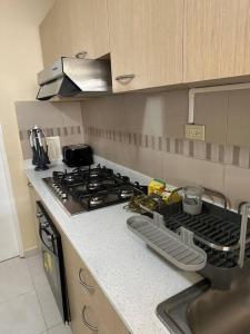 Una cocina o zona de cocina en Acogedora Casa a 10 minutos del Aeropuerto - Wifi 500 Mbps