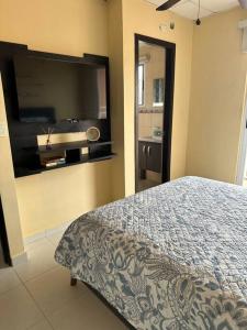 Ένα ή περισσότερα κρεβάτια σε δωμάτιο στο Acogedora Casa a 10 minutos del Aeropuerto - Wifi 500 Mbps