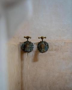 zwei Bronzeobjekte auf dem Boden eines Zimmers in der Unterkunft Villa Dar Sarah (private pool and hammam, piscine privée et hammam) in Agadir