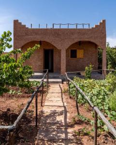 ein Backsteingebäude mit einer Treppe, die hinauf führt in der Unterkunft Villa Dar Sarah (private pool and hammam, piscine privée et hammam) in Agadir