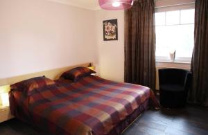 a hotel room with a bed and a window at Ferienwohnung für 3 Personen in Bad Saarow, Berlin in Bad Saarow