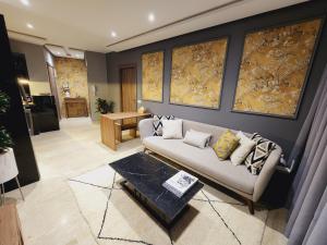 Posezení v ubytování The Twenty-Six Palmier by IB Signature - Design 1Bedroom Apt with Wifi, Parking, Self check-in, 24 x7 Security - City View with terrace - Walk to Cafes! City Centre, Tram