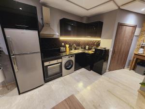 Kuchyň nebo kuchyňský kout v ubytování The Twenty-Six Palmier by IB Signature - Design 1Bedroom Apt with Wifi, Parking, Self check-in, 24 x7 Security - City View with terrace - Walk to Cafes! City Centre, Tram