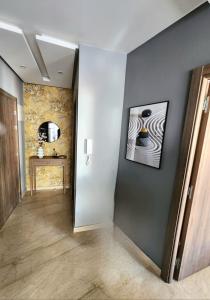 Fotografie z fotogalerie ubytování The Twenty-Six Palmier by IB Signature - Design 1Bedroom Apt with Wifi, Parking, Self check-in, 24 x7 Security - City View with terrace - Walk to Cafes! City Centre, Tram v destinaci Casablanca