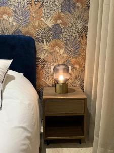 Postel nebo postele na pokoji v ubytování The Twenty-Six Palmier by IB Signature - Design 1Bedroom Apt with Wifi, Parking, Self check-in, 24 x7 Security - City View with terrace - Walk to Cafes! City Centre, Tram