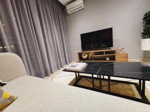 TV a/nebo společenská místnost v ubytování The Twenty-Six Palmier by IB Signature - Design 1Bedroom Apt with Wifi, Parking, Self check-in, 24 x7 Security - City View with terrace - Walk to Cafes! City Centre, Tram