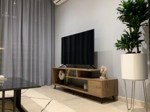 TV a/nebo společenská místnost v ubytování The Twenty-Six Palmier by IB Signature - Design 1Bedroom Apt with Wifi, Parking, Self check-in, 24 x7 Security - City View with terrace - Walk to Cafes! City Centre, Tram