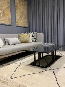 Posezení v ubytování The Twenty-Six Palmier by IB Signature - Design 1Bedroom Apt with Wifi, Parking, Self check-in, 24 x7 Security - City View with terrace - Walk to Cafes! City Centre, Tram