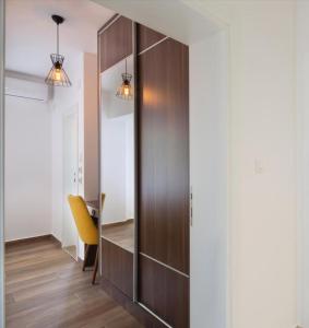 Cette chambre est dotée d'un mur en bois et d'une chaise jaune. dans l'établissement Villa Lazy Hill, à Budva