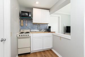 Η κουζίνα ή μικρή κουζίνα στο Hampton Beach Seaside Villa Unit 1