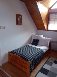 Postel nebo postele na pokoji v ubytování Revans teázó apartman- belváros