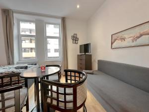 ein Wohnzimmer mit einem Sofa und einem Tisch in der Unterkunft W Apartment - Brigittenau Area MM10 in Wien