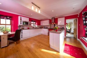 Ett kök eller pentry på Schönes Ferienhaus in Blairgowrie mit Grill, Terrasse und Garten