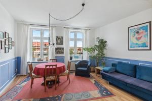 a living room with a blue couch and a table at Ferienwohnung für 2 Personen ca 55 qm in Lübeck, Ostseeküste Deutschland Lübecker Bucht in Lübeck