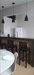 a white table and chairs in a kitchen at Mar Doce Lar in Santos