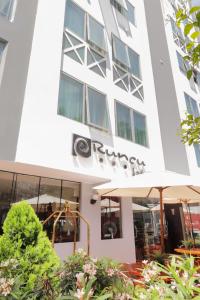een weergave van de voorkant van het hotel bij Hotel Runcu Miraflores in Lima