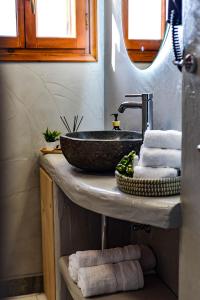 baño con lavabo y encimera con toallas en DP Homes Santorini, en Perissa
