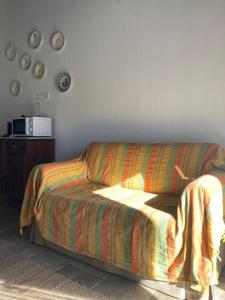 ein Bett mit einer Decke darauf in einem Schlafzimmer in der Unterkunft Casa do Monte - Esperança in Esperança