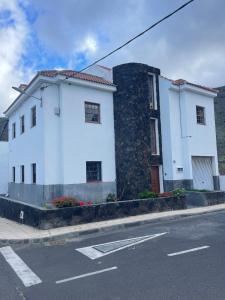a white building on the side of a street at Apartamento Tabaiba in Tamaduste